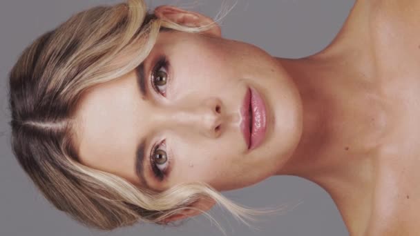 Studio Portret Van Jonge Mooie Blonde Vrouw Grijze Achtergrond Het — Stockvideo