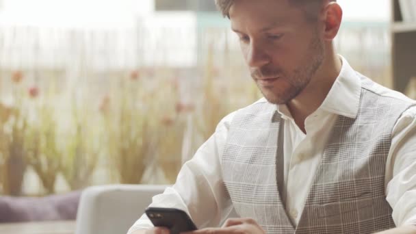 Επιχειρηματίας Κάθεται Και Εργάζεται Ένα Καφέ Άνθρωπος Χρησιμοποιεί Συσκευές Την — Αρχείο Βίντεο