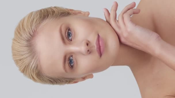 Studio Portret Van Jonge Mooie Natuurlijke Blonde Vrouw Die Huidverzorgingscrème — Stockvideo