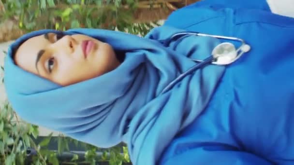Профессиональный Мусульманский Врач Работает Перед Больничным Кабинетом Портрет Молодой Привлекательной — стоковое видео