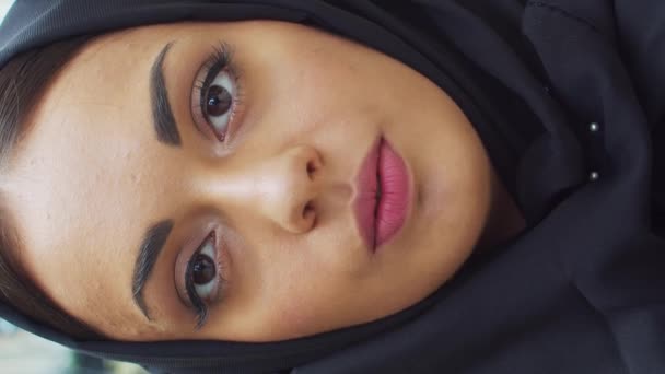 Porträt Einer Jungen Und Selbstbewussten Muslimischen Geschäftsfrau Hijab Büroangestellte Oder — Stockvideo