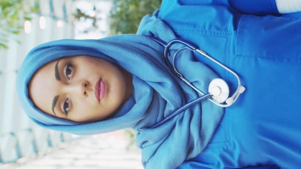 Professionele Moslimarts Werkt Voor Het Ziekenhuiskantoor Portret Van Jonge Aantrekkelijke — Stockvideo