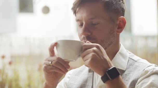 Zakenman Zit Werkt Een Café Een Man Die Apparaten Gebruikt — Stockvideo