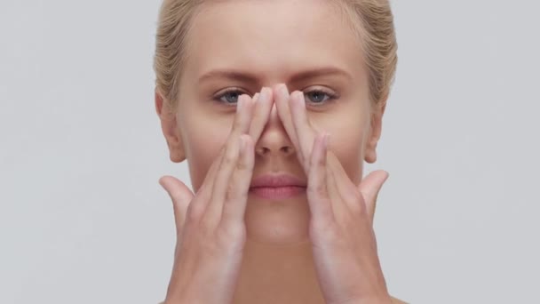 自然的金发女子应用护肤霜的工作室肖像 面部整容 化妆品及化妆的概念 — 图库视频影像