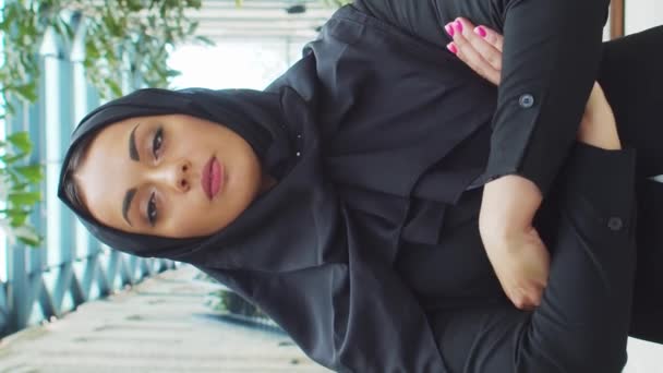 Ritratto Giovane Sicura Donna Affari Musulmana Hijab Mediorientale Ufficio Lavoratore — Video Stock