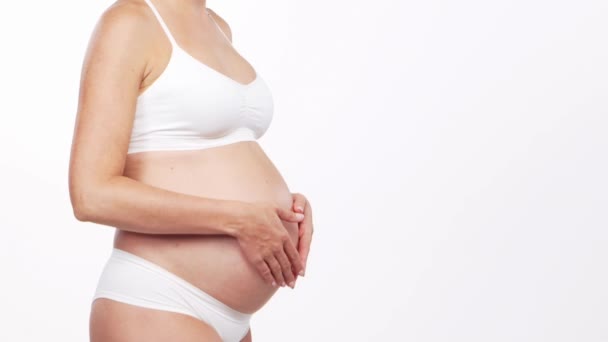 Mujer Embarazada Joven Feliz Saludable Delante Fondo Blanco Vídeo Del — Vídeos de Stock