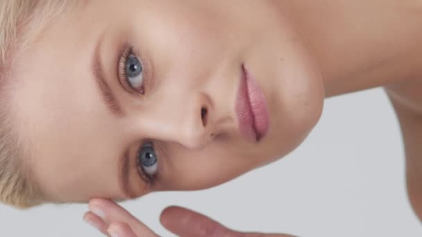 Retrato Estudio Mujer Rubia Joven Hermosa Natural Que Aplica Crema — Vídeos de Stock