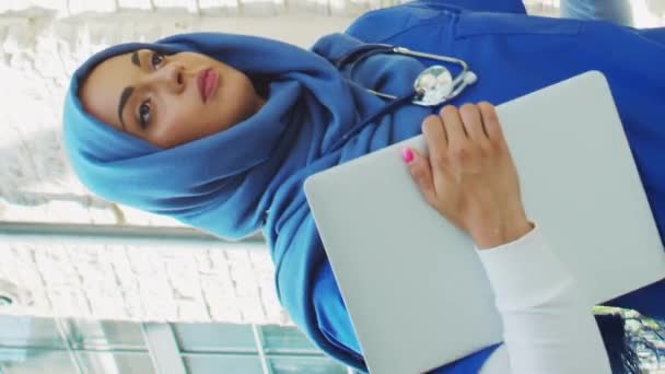 Professionele Moslimarts Werkt Voor Het Ziekenhuiskantoor Portret Van Jonge Aantrekkelijke — Stockvideo