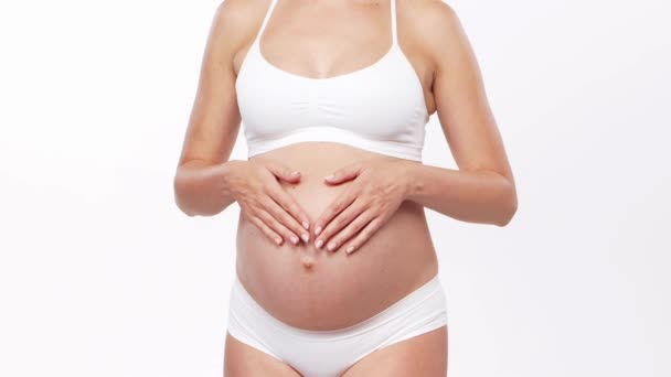 Mujer Embarazada Joven Feliz Saludable Delante Fondo Blanco Vídeo Del — Vídeo de stock