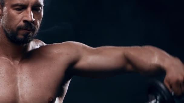 适合运动健美的健美运动员盖过黑色的背景 健美运动员使用杠铃进行训练 体育和健身概念 — 图库视频影像