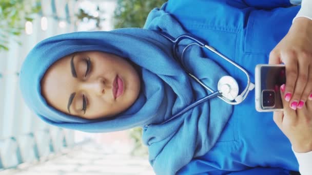 Médico Profesional Musulmán Usando Smartphone Retrato Una Joven Atractiva Médica — Vídeos de Stock