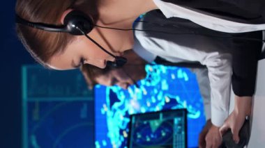 Kontrol kulesindeki hava trafik kontrolörlerinin işyeri. Profesyonel uçak kontrol subayları radar, bilgisayar navigasyon ve dijital haritalar kullanarak çalışırlar. Havacılık kavramı.