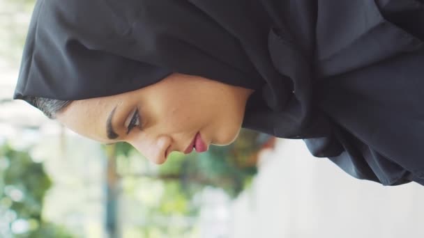Πορτρέτο Της Νεαρής Και Αυτοπεποίθηση Μουσουλμάνα Επιχειρηματίας Μαντίλα Μεσανατολικός Υπάλληλος — Αρχείο Βίντεο