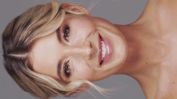 Studio Portret Van Jonge Mooie Blonde Vrouw Grijze Achtergrond Het — Stockvideo
