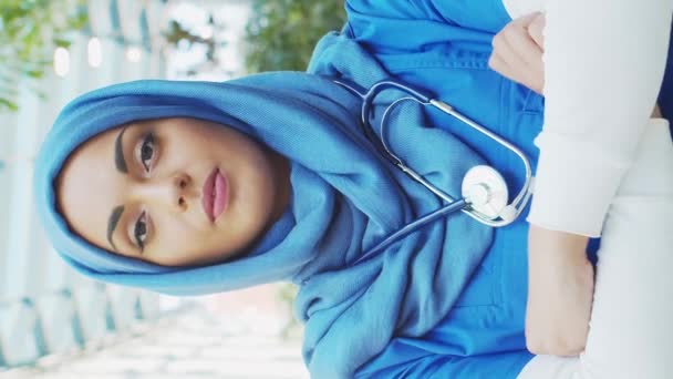 무슬림 의사는 사무실 앞에서 일합니다 히잡에서 매력적인 의사의 초상화 비디오 — 비디오