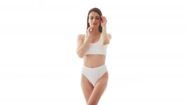 孤立した白い背景の上の白い下着の美しい女性 水着の健康な若い少女のスタジオビデオ 健康とスキンケア ダイエット 化粧品のコンセプト — ストック動画