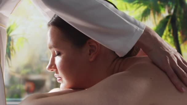 漂亮的女人在温泉沙龙接受按摩治疗 健康生活方式和身体护理概念 — 图库视频影像