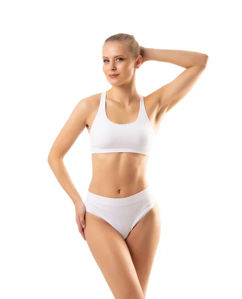 漂亮的女人穿着白色泳衣 背景洁白 体育和健身概念 免版税图库图片
