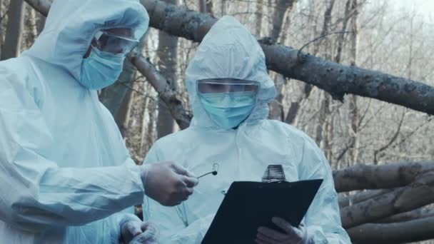 숲에서 법의학 전문가 범죄자는 증거를 수집하고 수사를합니다 현장의 — 비디오