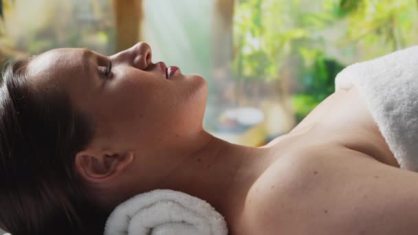 Genç Sağlıklı Güzel Bir Kadın Spa Salonunda Masaj Terapisi Görüyor — Stok video