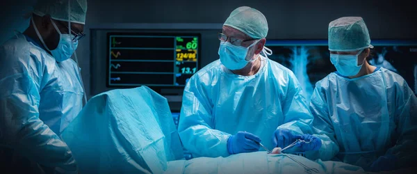 Olika Team Professionella Läkare Utför Kirurgisk Operation Ett Modernt Operationssal Stockbild