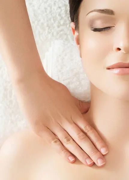 Gezonde Jonge Mooie Vrouw Spa Salon Traditionele Oosterse Massage Therapie Rechtenvrije Stockfoto's