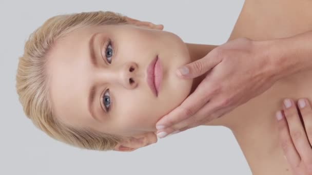 Студійний Портрет Молодої Красивої Натуральної Блондинки Застосовує Крем Догляду Шкірою — стокове відео