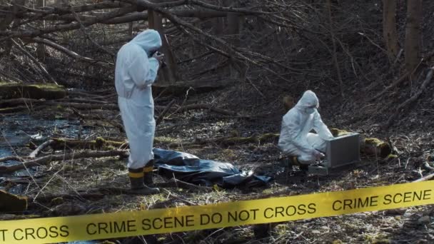 在森林工作的法医专家 警察刑事学家收集证据并进行刑事调查 犯罪现场的概念 — 图库视频影像
