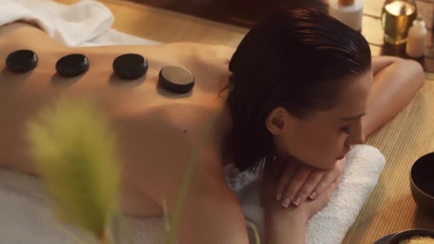 一位年轻 美丽的女子在温泉沙龙接受按摩治疗 象征着健康与幸福的概念 — 图库视频影像