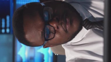 Komisyonculardan oluşan bir ekip, çalışma istasyonu ve analiz teknolojisini kullanarak ofiste çalışıyor. Profesyonel tüccarların işyeri. Küresel finans piyasaları, iş stratejisi, döviz kurları ve bankacılık kavramları.