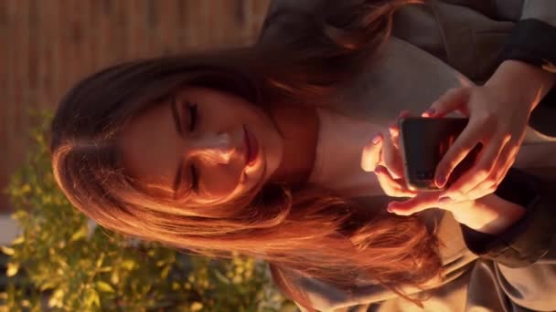 Młoda Atrakcyjna Bizneswoman Siedząca Ławce Korzystająca Smartfona Słońce Zachodzi Pionowe — Wideo stockowe