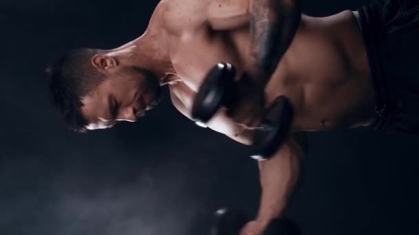 Siyah Arka Planda Formda Sportif Vücut Geliştirici Halter Kullanarak Vücut — Stok video
