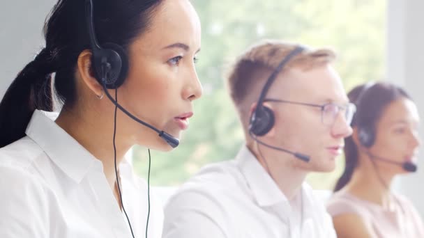 多样化的年轻专业人员团队正在电话支助办公室工作 销售经理在呼叫中心的工作日 业务概念 电话咨询和解决问题 — 图库视频影像