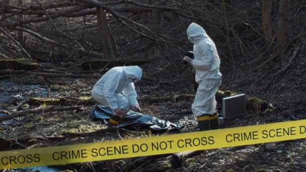 Törvényszéki Szakértő Erdőben Dolgozik Rendőrség Bizonyítékokat Gyűjt Bűnügyi Nyomozást Folytat — Stock videók