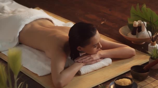 Een Jonge Gezonde Mooie Vrouw Ontvangt Massagetherapie Een Spa Salon — Stockvideo