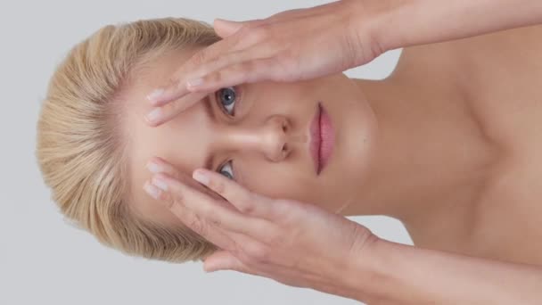 Studio Portrait Young Beautiful Natural Blond Woman Applying Skin Care — Stock Video