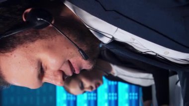 Komisyonculardan oluşan bir ekip, çalışma istasyonu ve analiz teknolojisini kullanarak ofiste çalışıyor. Profesyonel tüccarların işyeri. Küresel finans piyasaları, iş stratejisi, döviz kurları ve bankacılık kavramları.