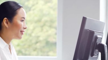 E-posta destek merkezinde çeşitli genç profesyonellerden oluşan bir ekip çalışıyor. Satış müdürlerinin çalıştığı gün. İş kavramı, danışmanlık ve e-posta yoluyla sorun çözme.