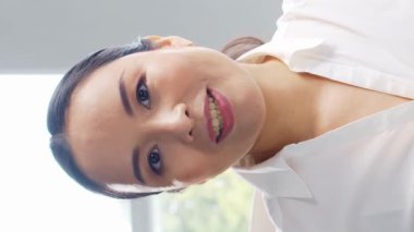 E-posta destek merkezinde çeşitli genç profesyonellerden oluşan bir ekip çalışıyor. Satış müdürlerinin çalıştığı gün. İş kavramı, danışmanlık ve e-posta yoluyla sorun çözme.
