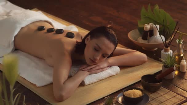 Una Donna Giovane Sana Bella Riceve Una Terapia Massaggio Salone — Video Stock