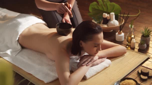 Uma Mulher Jovem Saudável Bonita Recebe Terapia Massagem Salão Spa — Vídeo de Stock