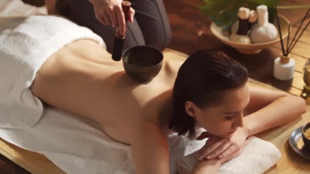 Una Donna Giovane Sana Bella Riceve Una Terapia Massaggio Salone — Video Stock