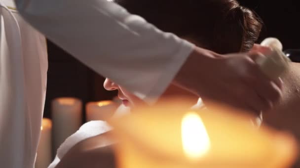 Giovane Sana Bella Donna Ottiene Terapia Massaggio Nel Salone Termale — Video Stock
