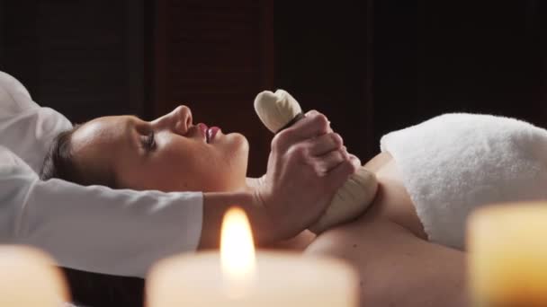 Giovane Sana Bella Donna Ottiene Terapia Massaggio Nel Salone Termale — Video Stock