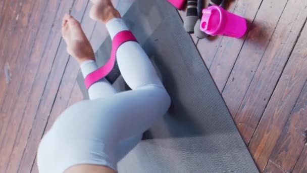 Młoda Wysportowana Dziewczyna Odzieży Sportowej Robi Ćwiczenia Domu Szczupła Blondynka — Wideo stockowe