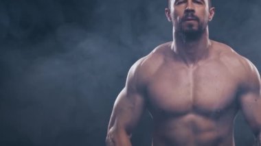 Siyah arka planda formda ve sportif vücut geliştirici. Halter kullanarak vücut geliştirici eğitimi. Spor ve spor kavramları.