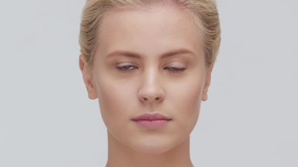 Студийный Портрет Молодой Красивой Натуральной Блондинки Использующей Крем Ухода Кожей — стоковое видео