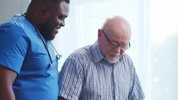 Afro Amerikalı Bakıcı Yaşlı Adam Bakımevindeki Profesyonel Hemşire Hastası Yardım — Stok video