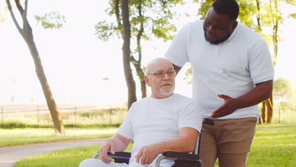Cuidador Afro Americano Homem Velho Enfermeira Profissional Seu Paciente Lar — Vídeo de Stock