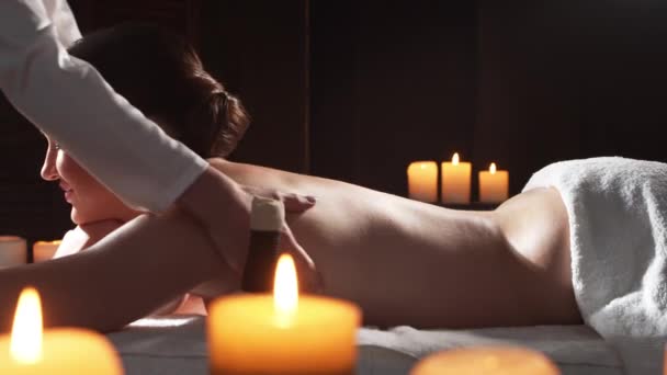 Młoda Zdrowa Piękna Kobieta Otrzymuje Masaż Salonie Spa Symbolizując Koncepcję — Wideo stockowe